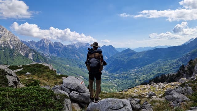 Vue imprenable sur la vallée de Theth depuis les sommets.